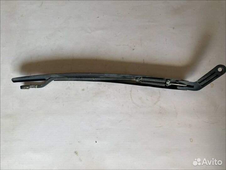 Поводок стеклоочистителя правый LADA 2110