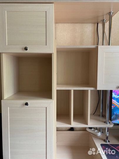 Компьютерный стол с полками