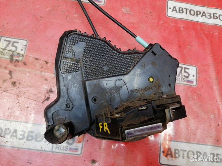 Замок двери передний правый Toyota Corolla Fielder