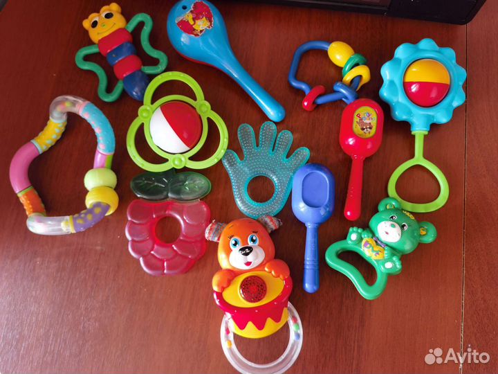 Игрушки погремушки для малыша