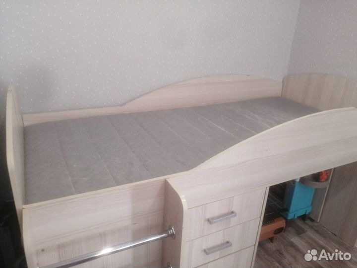 Детская кровать чердак со столом б/у