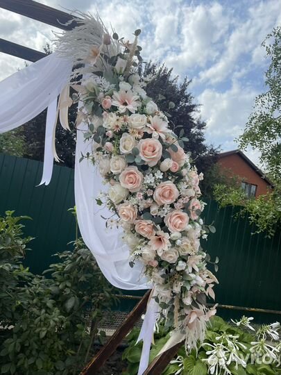 Арка для фотозоны с цветами