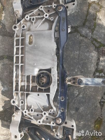 Передний подрамник volkswagen touran 2011 год