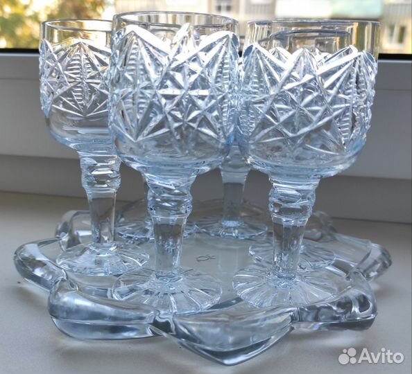 Набор хрустальных рюмок на подносе. Подарок