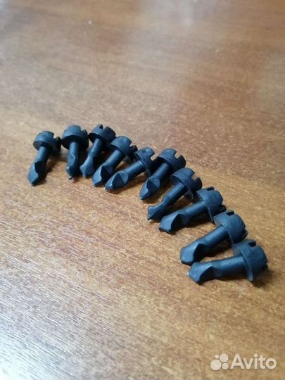 Клипса / Болт / Крепёж верхней крышки двигателя