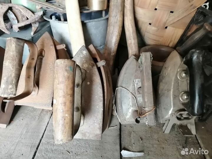 Старинный утюг на углях