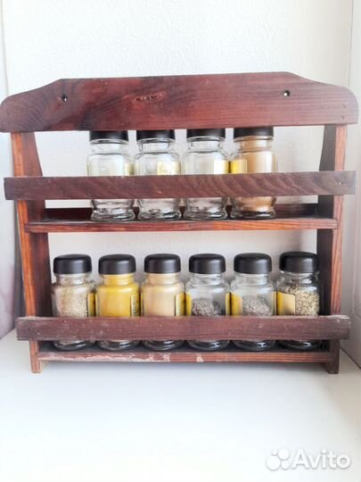 Набор специй на деревянной подставке