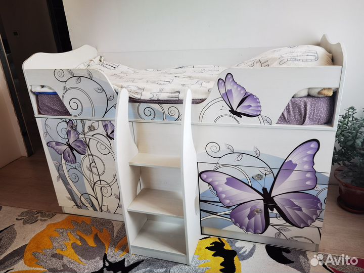 Детская кровать и шкаф