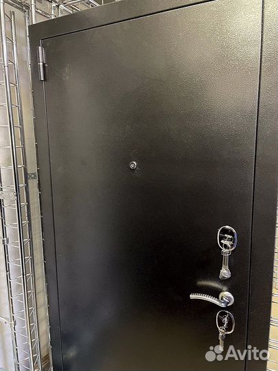 Дверь входная уличная