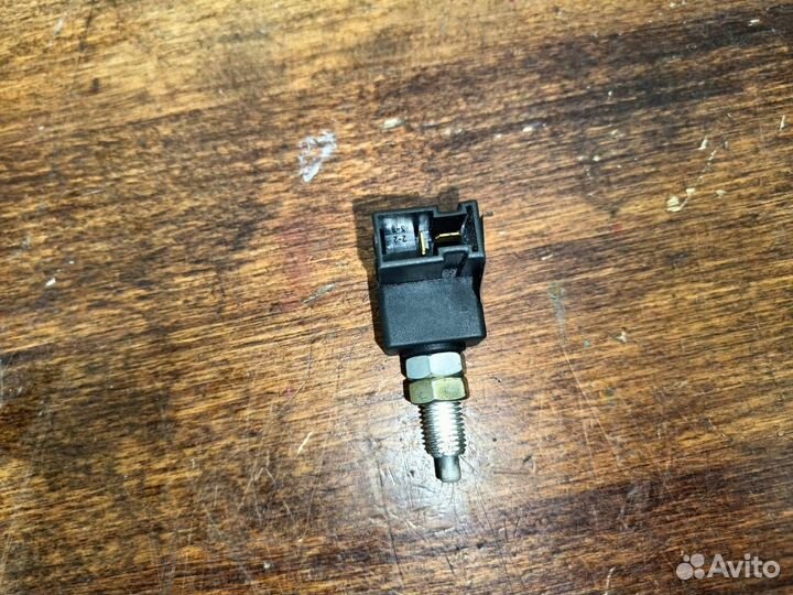 Датчик педали тормоза Hyundai Elantra 3 XD (ящик 1