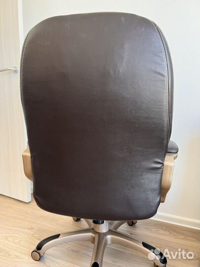 Офисное кожаное кресло бу