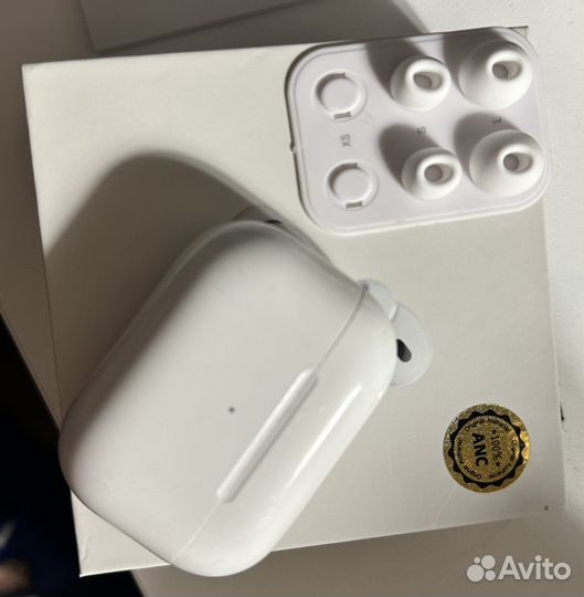 Кейс и правый наушник airpods pro (2nd generation)