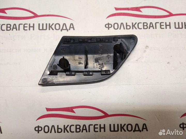 Крышка омывателя правой фары Джетта 5
