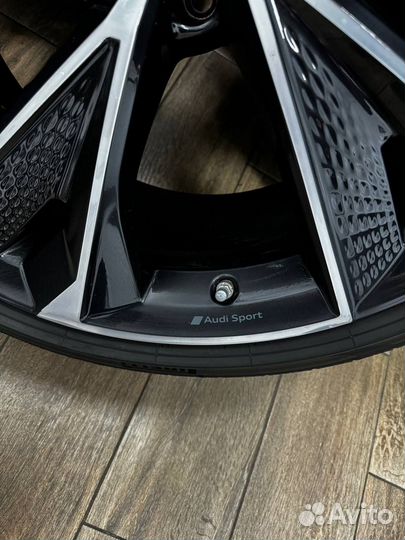 Диски оригинал R22 с резиной Pirelli на Audi RS7,R