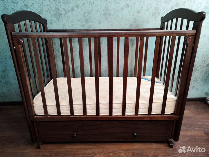 Детская кроватка с маятником Можга