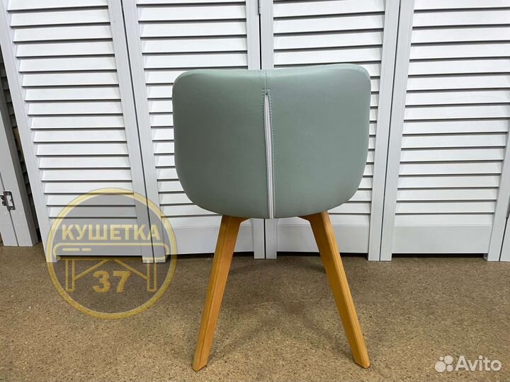 Стул на деревянных ножках