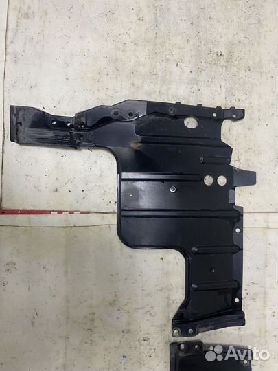 Пыльник двигателя нижний Lancer 9