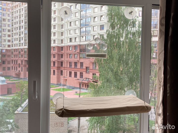 Лежанка для кошек на окно