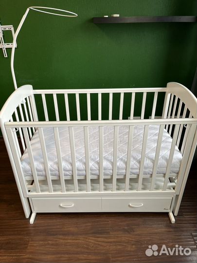 Детская кроватка с маятником