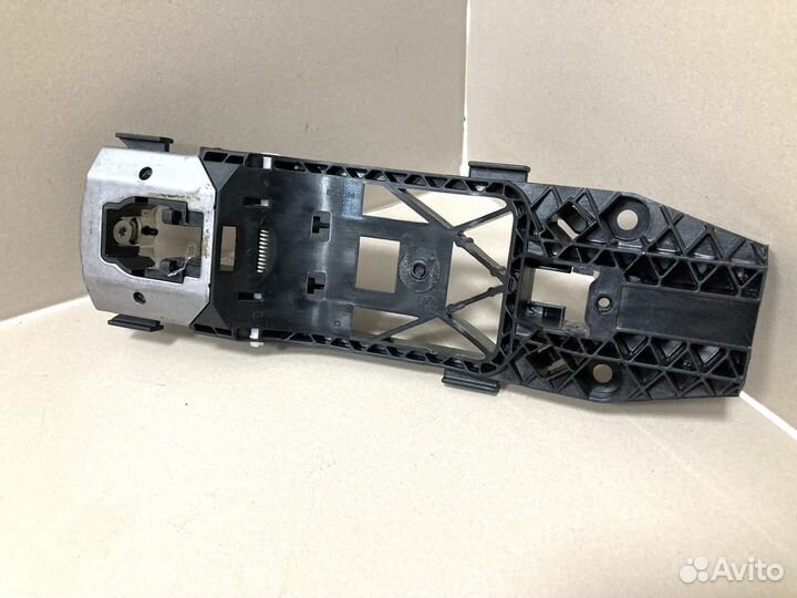 Кронштейн крепления перед лев ручки VAG 5N0837885H