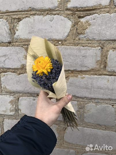 Букетики из лаванды и гелихризума