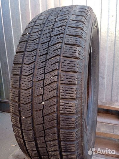 Bridgestone Blizzak VRX2 215/65 R16