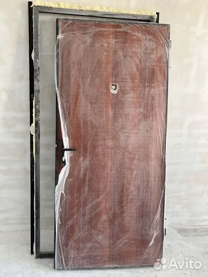 Дверь входная от застройщика