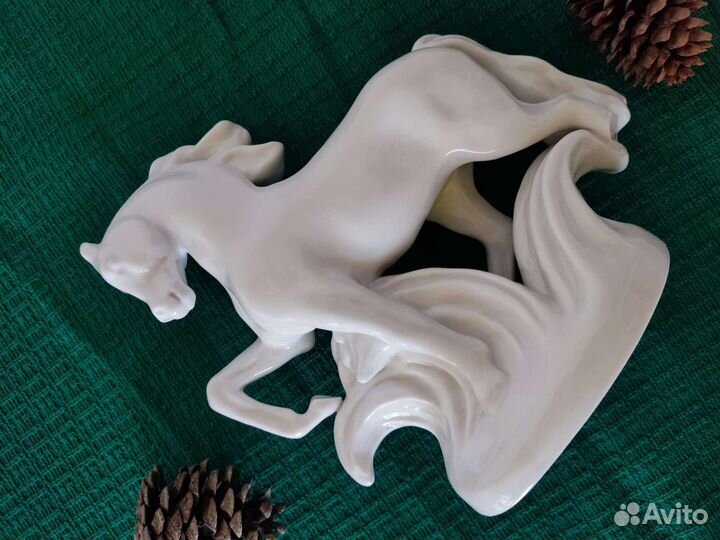 Фарфоровая статуэтка Конь- огонь