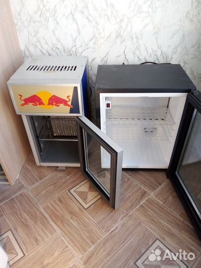 Два маленьких настольных холодильника-витрины