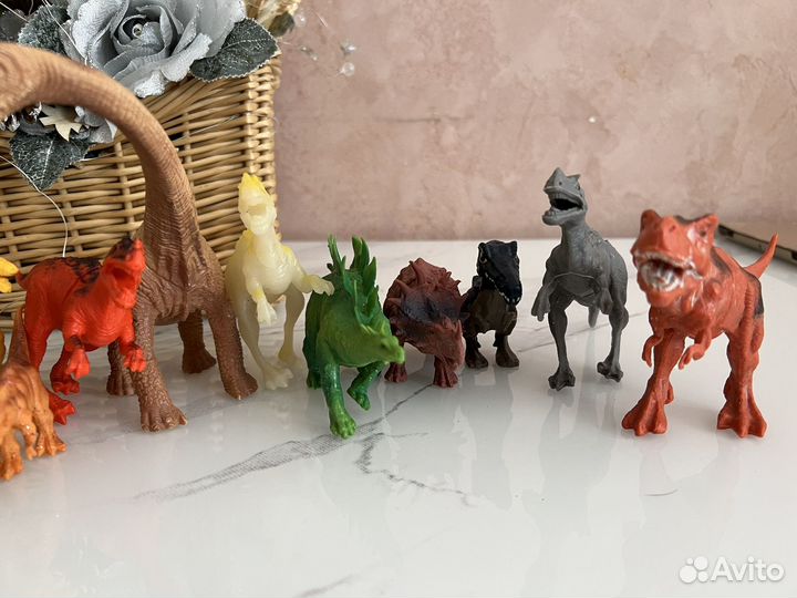 Фигурки динозавров