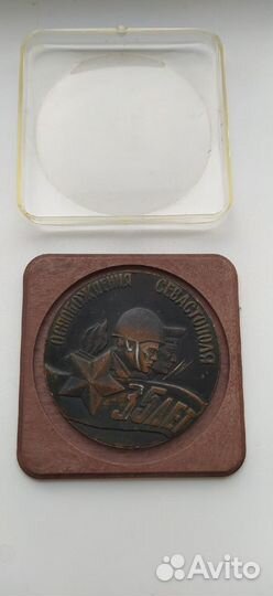 Настольная медаль
