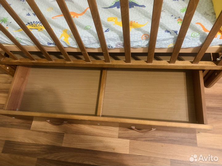 Детская кроватка с маятником и ящиком