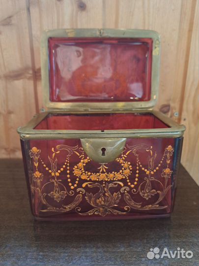 Антикварная шкатулка рубинового стекла с росписью