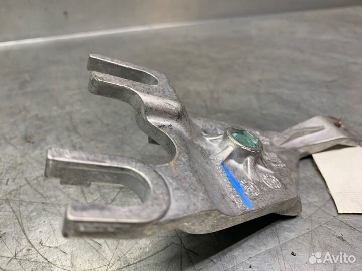 Кронштейн крепления подлокотника Audi A4 B7