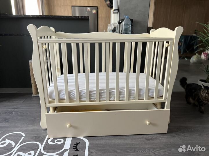 Детская кроватка с маятником, ящиком и матрасом