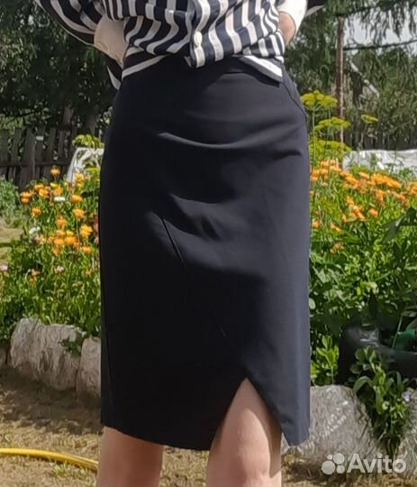 Блузка женская в полоску, юбка тёмно-синяя