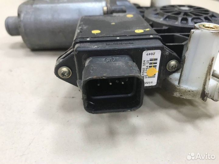 Стеклоподъемник электрический задний левый