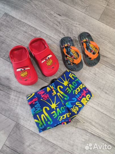 Кроксы и плавки на стройного мальчика