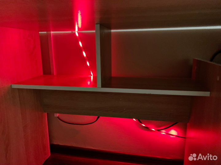 Угловой письменный стол с полками