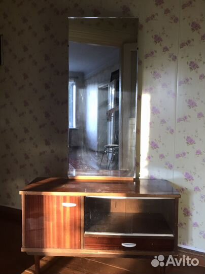Трюмо с зеркалом