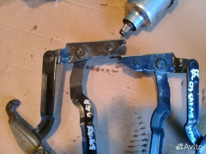 Петля крышки багажника Volkswagen Passat B5