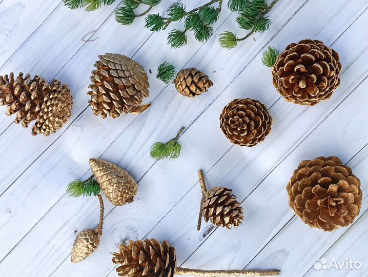 Новогодний декор, золотые шишки