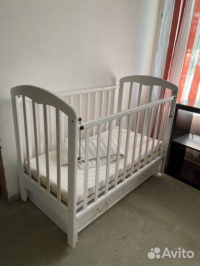 Детская кроватка с маятником и ящиком