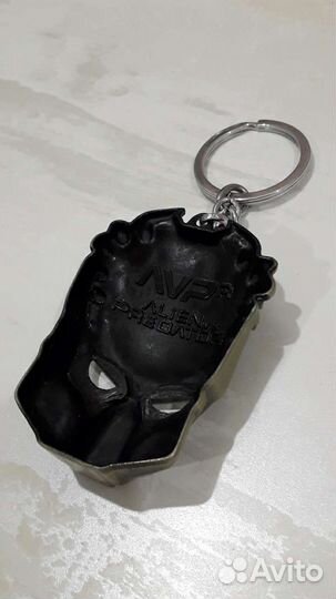 Брелок маска хищник