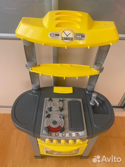 Детская игровая кухня Zanussi с посудой