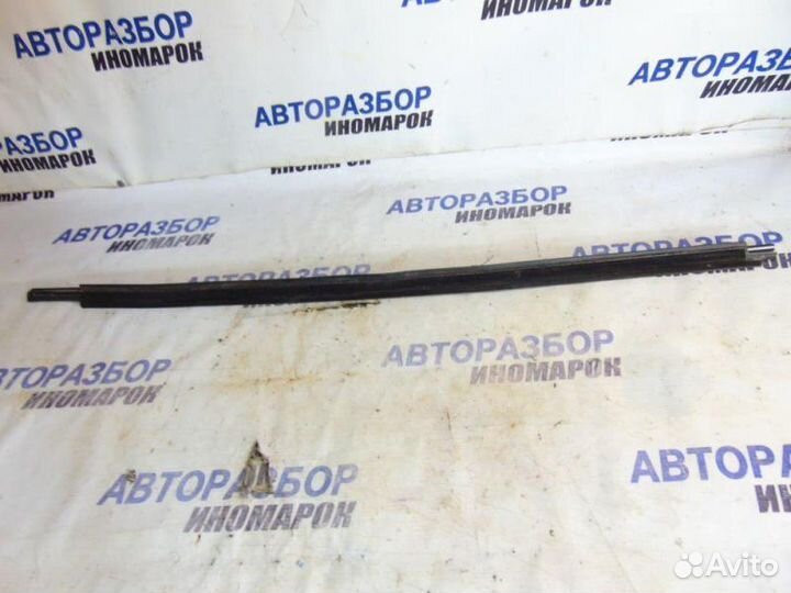 Молдинг стекла передний правый Toyota Corolla 9