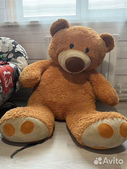 Большой плюшевый медвеженок