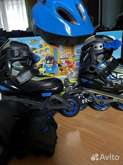 Набор роликовых коньков, шлем, защита