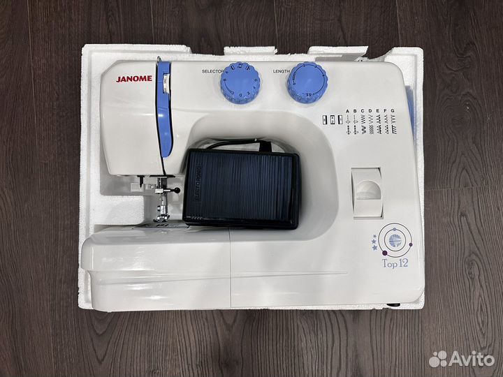Швейная машина Janome Top 12