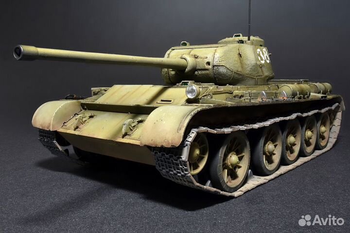 Продам сборную модель танка Т-44